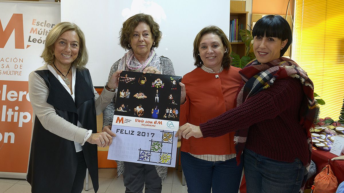La presentación del calendario en la sede de Esclerosis Múltiple. | MAURICIO PEÑA