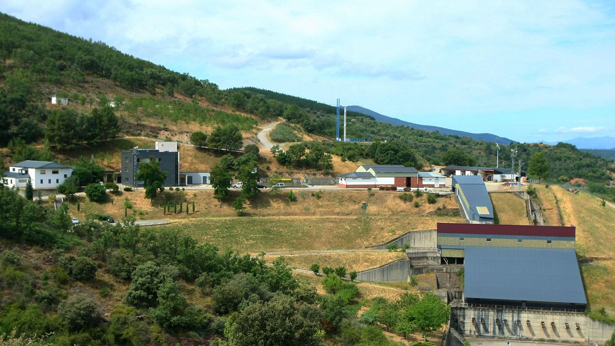La Ribera de Folgoso, vista de su escuela de minas.