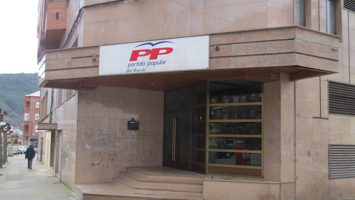 Neftalí Fernández, Juan Elicio Fierro y Reiner Cortés, en el despacho del grupo popular en el Ayuntamiento de Ponferrada. | César Sánchez (Ical)
