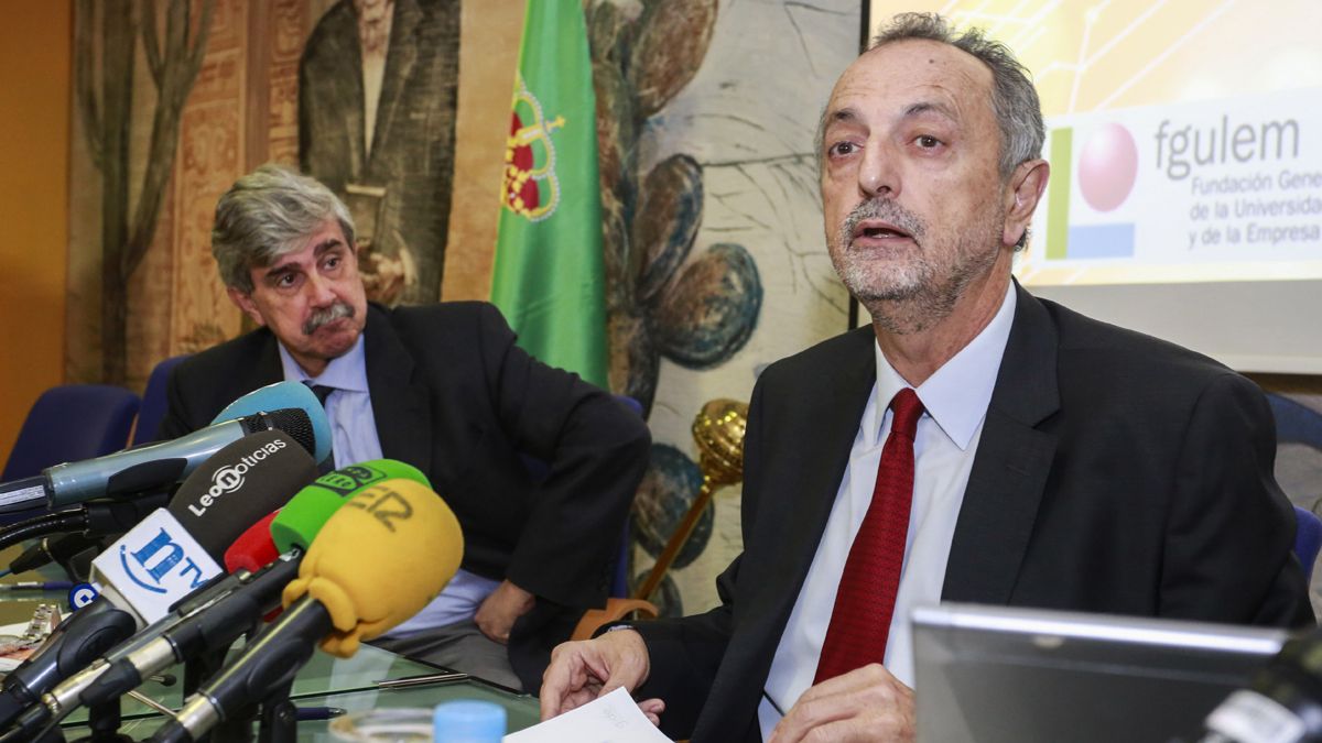 Francisco G. Marín, rector de la ULE (i), y Mariano Nieto Antolín, director del informe GEM de Castilla y León. | ICAL