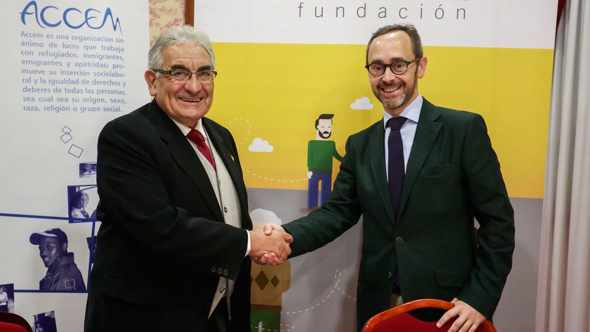 Los presidentes de la ONG Accem y de la Fundación Alimerka, Pedro Puente (I) y Antonio Blanco (D) presentan un convenio de colaboración para apoyar los programas de integración sociolaboral de personas refugiadas. | ICAL
