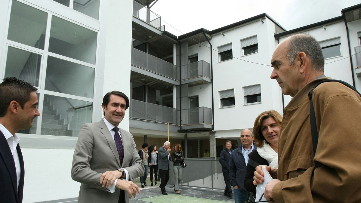 El pasado verano el consejero de Fomento durante una visita al edificio de las vivendas sociales en Fabero. | ICAL