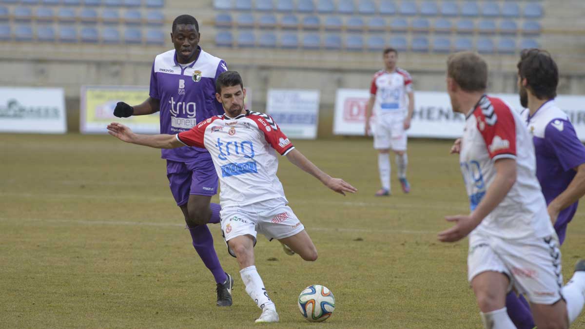 Peláez dispara frente al Burgos. | MAURICIO PEÑA