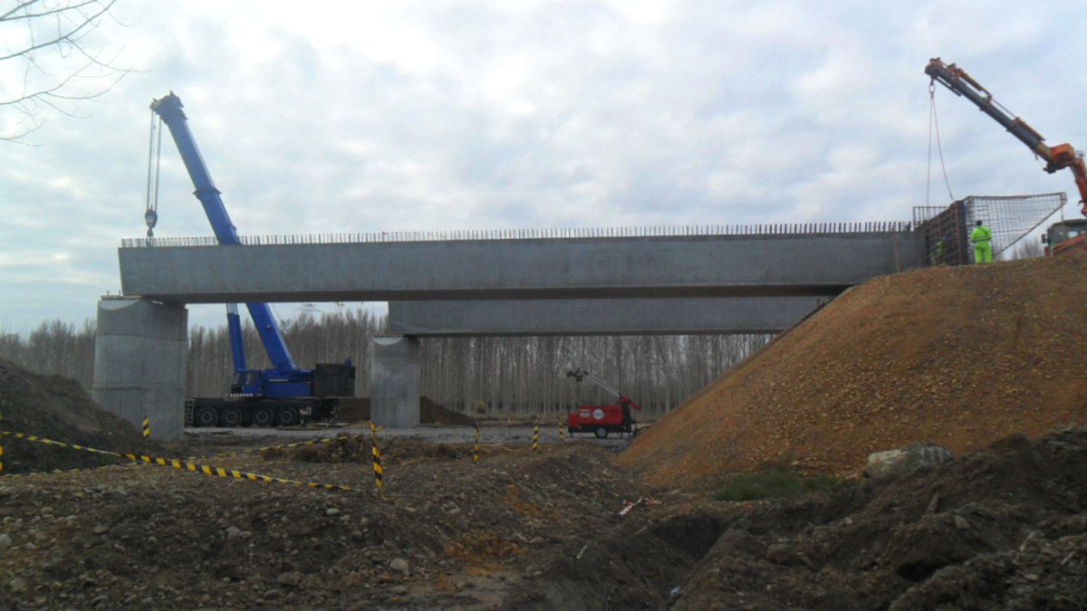 Los operarios se afanan en el montaje de la estructura del viaducto para que la A-60 cruce el río Esla. | TOÑO MORALA