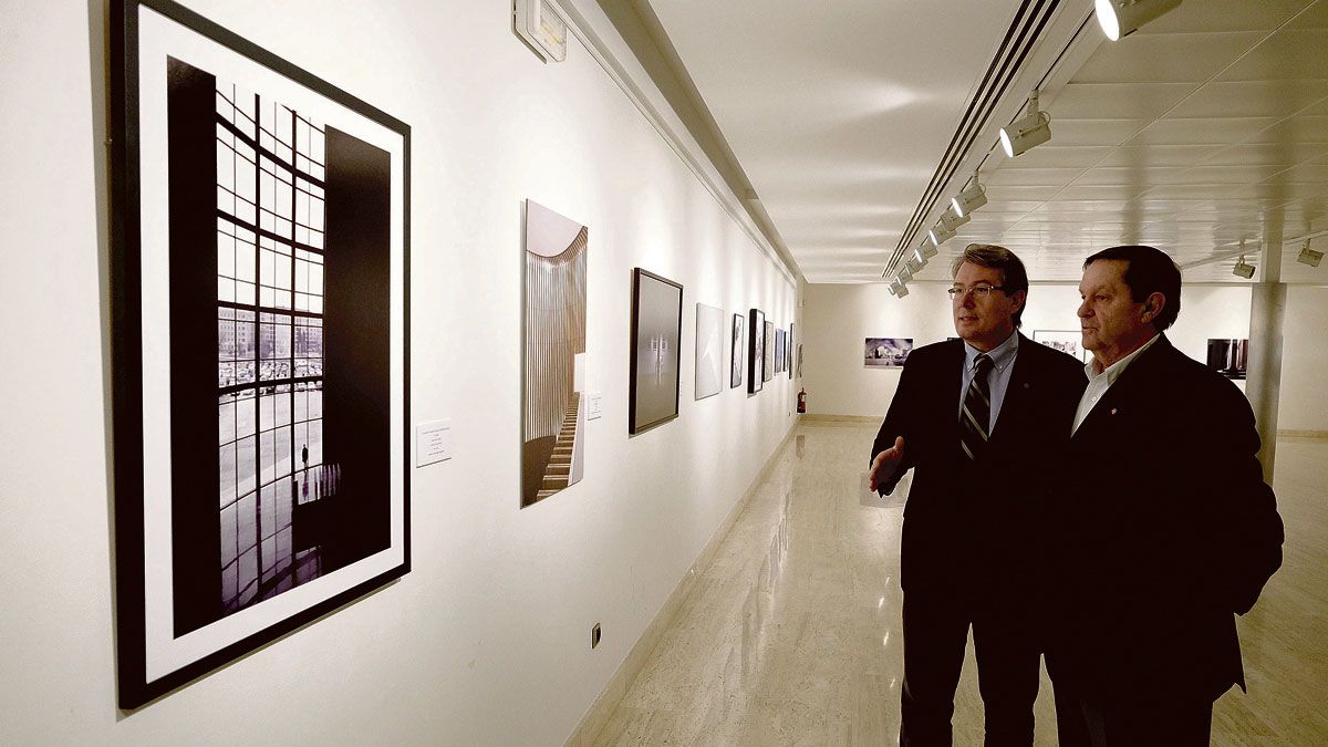 Miguel Ángel Sánchez y Ángel Luis Valdés visitaron este martes la exposición en la obra cultural de Caja España-Duero. | DANIEL MARTÍN