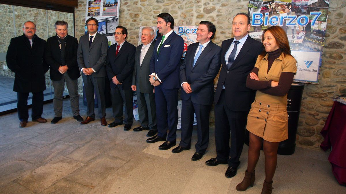 Foto de familia de los asistentes este viernes al foro de Bierzo 7 en Carracedelo. | César Sánchez (Ical)