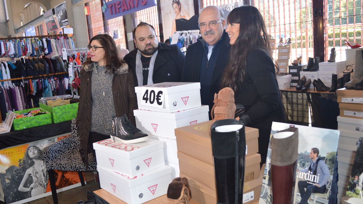 El concejal Emilio Cubelos, en el centro, junto a algunos comerciantes.