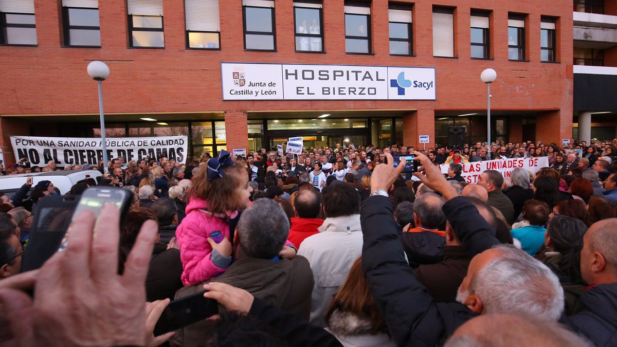 Manifestación a las puertas del Hospital el Bierzo pidiendo la dimisión del actual gerente, algo que ahora piden los profesionales formalmente. | ICAL
