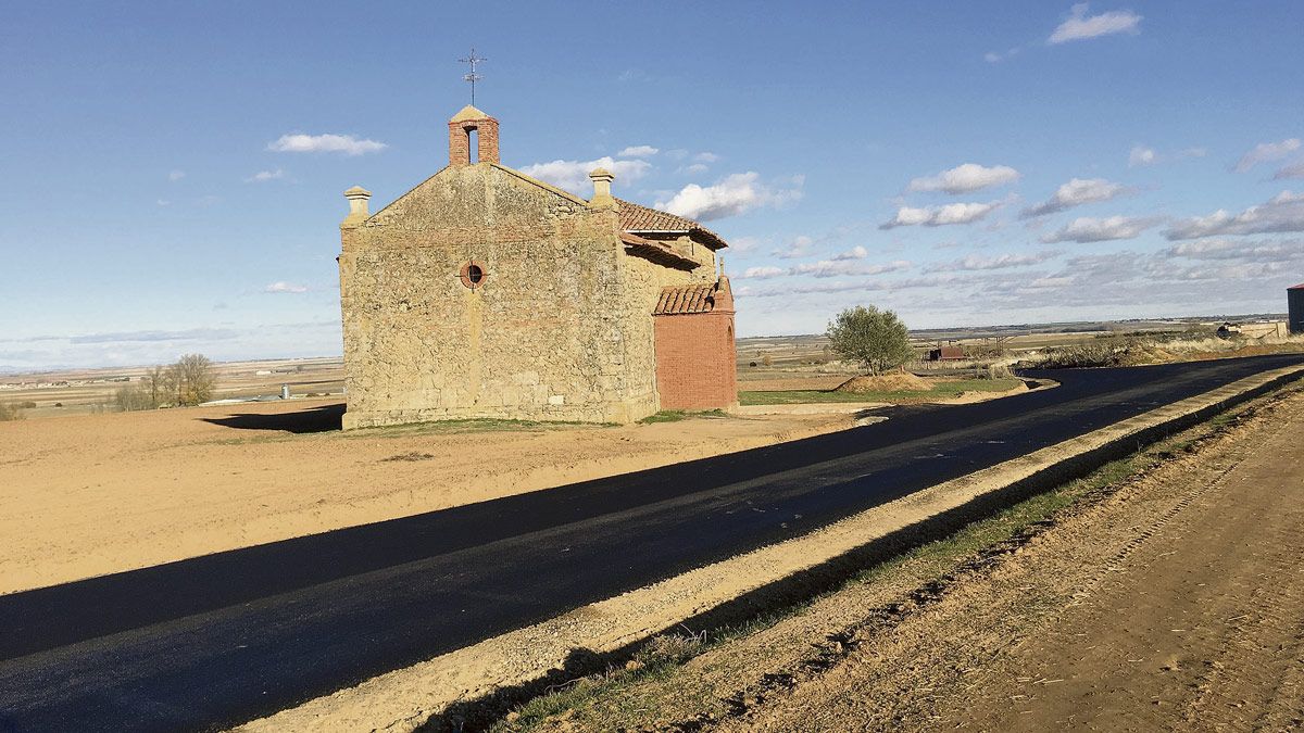La ermita de la Virgen de la Zarza de Matadeón con el camino asfaltado recientemente. | T. GIGANTO