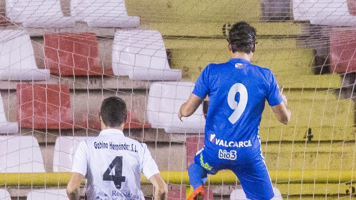 Juanto remata de cabeza en un partido de la Deportiva a domicilio.