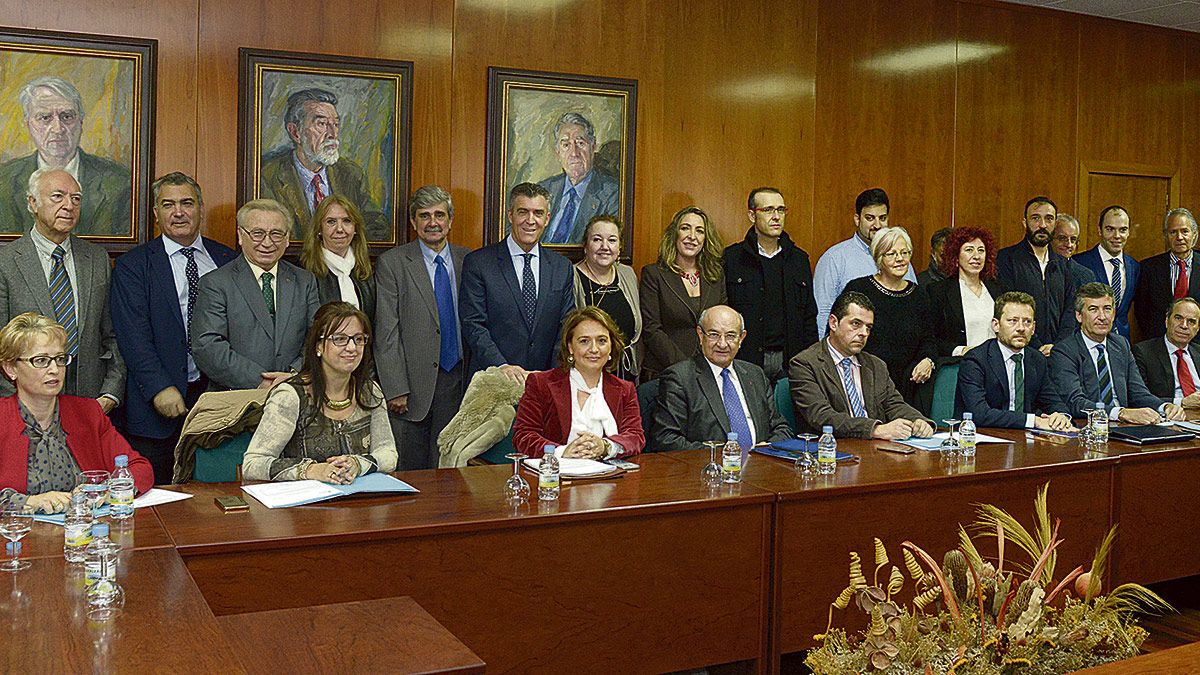 El nuevo Consejo Social de la Universidad de León, presidido por Javier Cepedano, con todos sus integrantes. | MAURICIO PEÑA