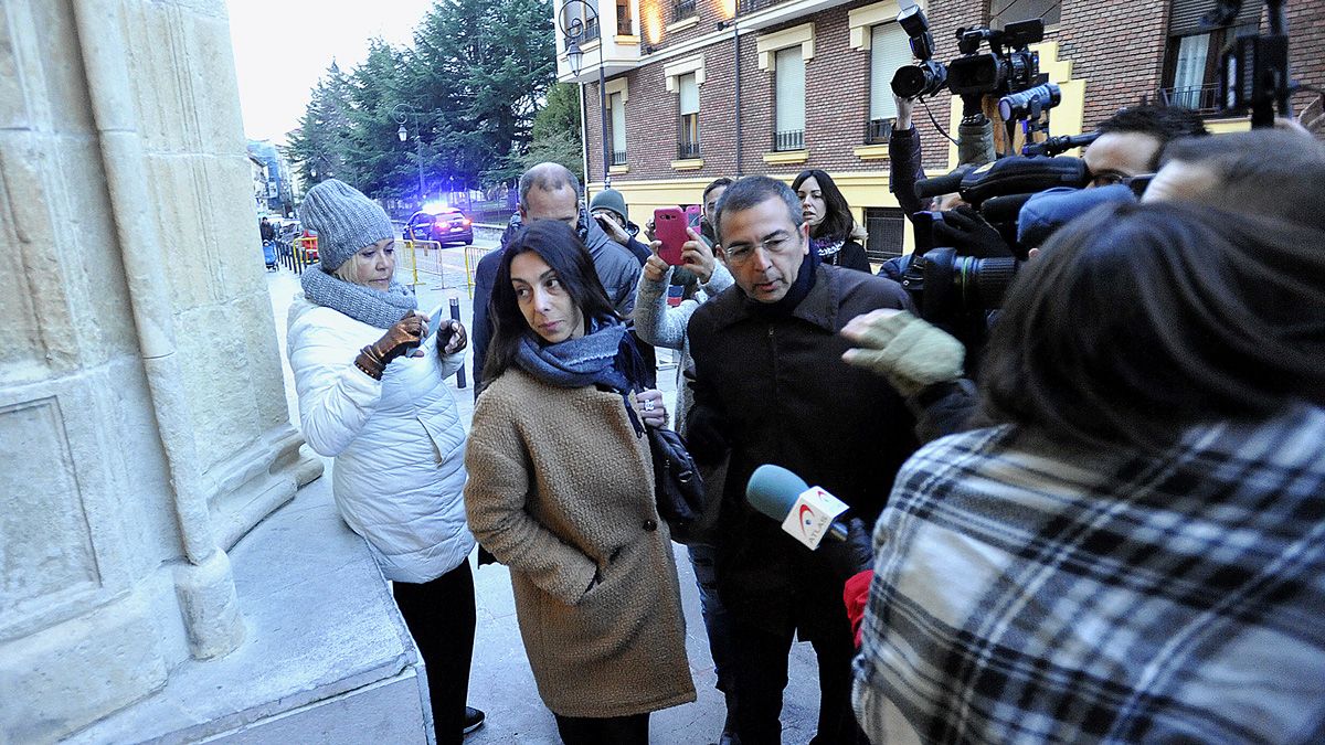 Raquel Gago a la entrada de la Audiencia de León. | DANIEL MARTÍN