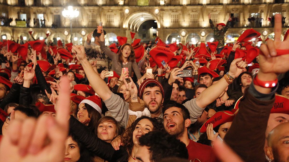 Miles de jóvenes de toda España y Europa acuden a celebrar la nochevieja universitaria en la plaza Mayor. | ICAL Miles de jóvenes de toda España y Europa acuden a celebrar la nochevieja universitaria en la plaza Mayor. | ICAL