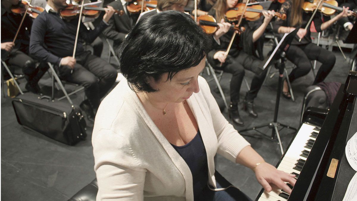 La pianista Raquel del Val protagoniza este domingo un concierto con la Orquesta Filarmónica de Requena.