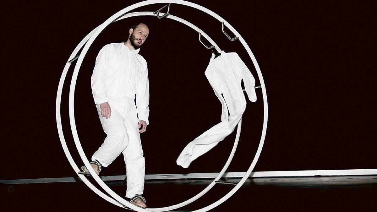 El bailarín y coreógrafo Víctor Martínez en un ejercicio con la rueda alemana.| JULIA GONZÁLEZ LIÉBANA