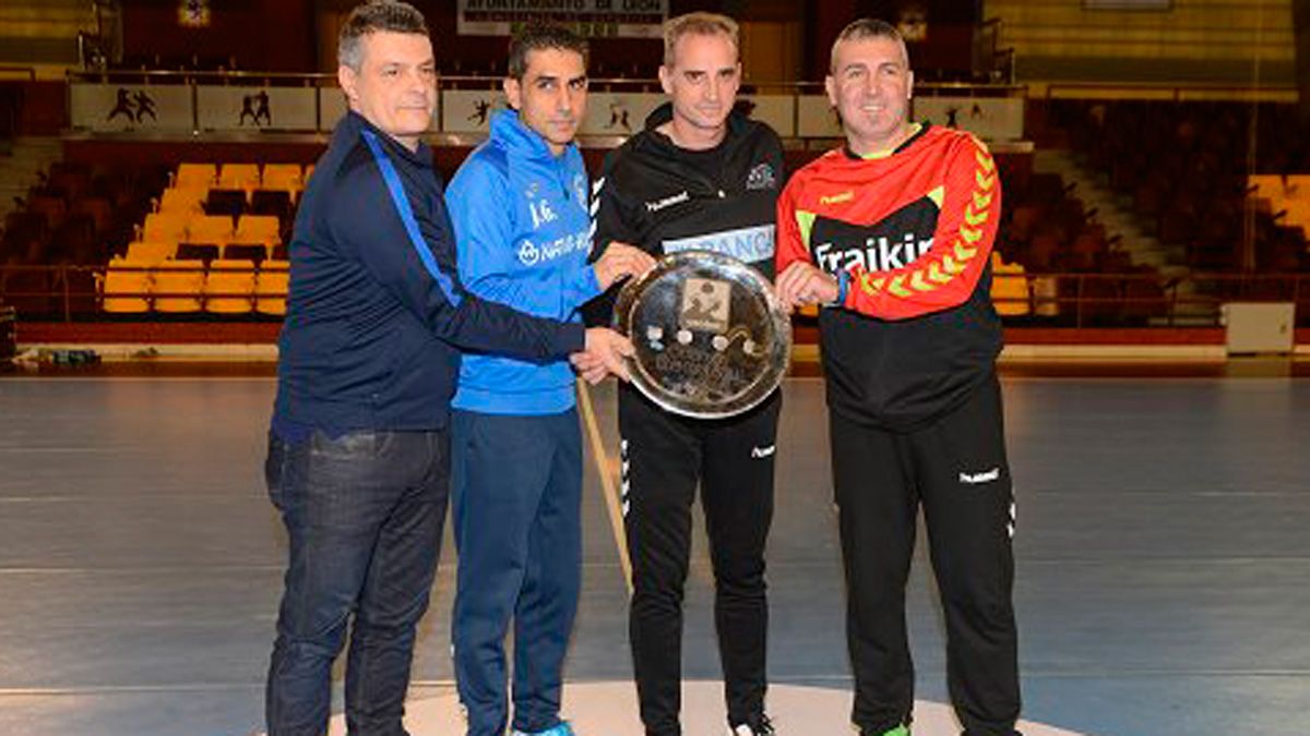 Los cuatro entrenadores, con el título de la Copa Asobal. | ASOBAL