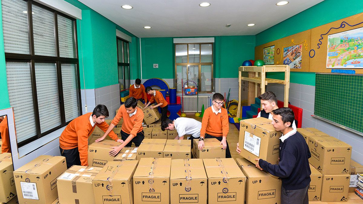 Alumnos y profesores del Colegio Divina Pastora manos a la obra con la recogida de alimentos. | L.N.C.