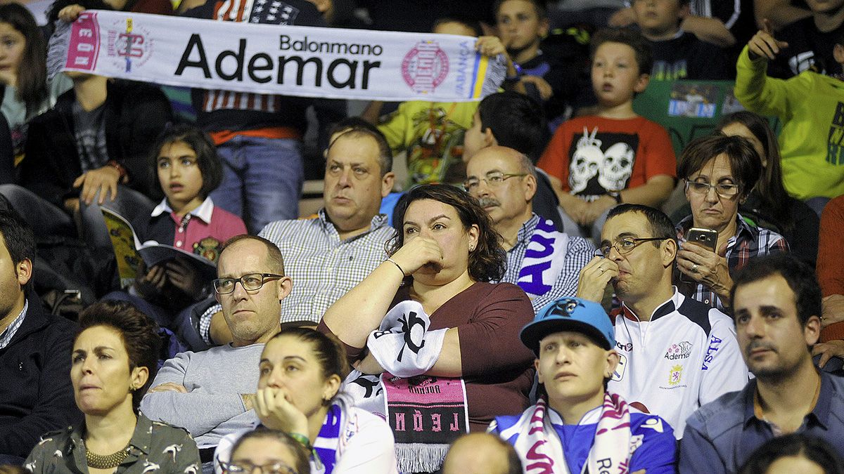 Las gradas durante el partido entre el Abanca Ademar y el Granollers este sábado en León. | DANIEL MARTIN