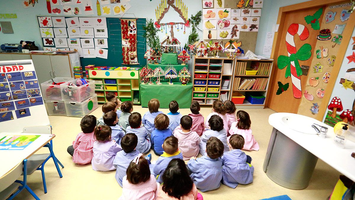 Alumnos de Educación Infantil del Colegio Camino del Norte de León, adquieren y adornan los ramos leoneses realizados por los usuarios de Alfaem. | ICAL