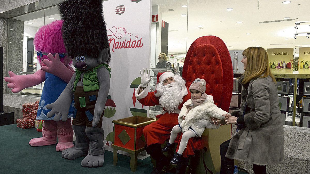 Papá Noel llegó ayer por la tarde a El Corte Inglés de León para recoger las primeras cartas.  | MAURICIO PEÑA