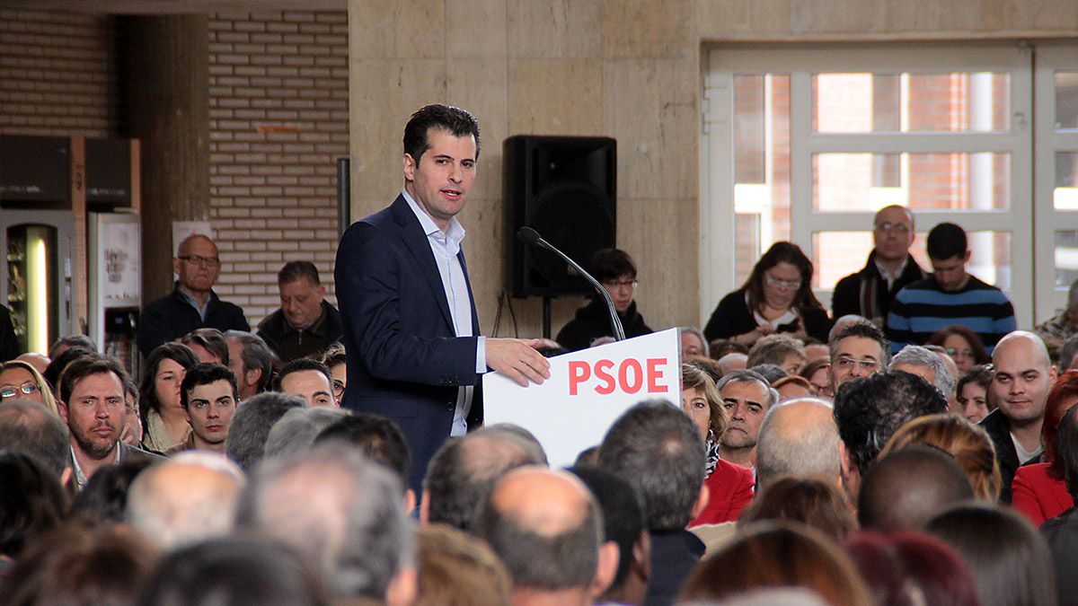 Luis Tudanca durante la visita de Pedro Sánchez a León hace una semana. | CARLOS S. CAMPILLO