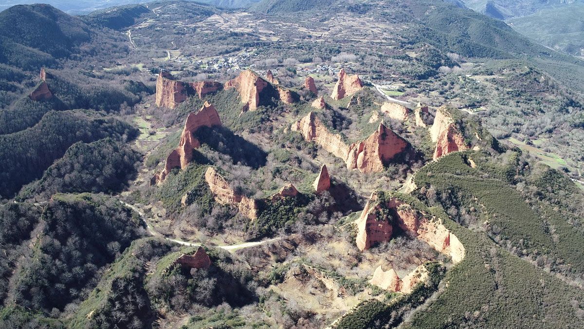 El presidente de la Junta Rectora con la nueva rectora del paraje a su derecha en la reunión. | MAR IGLESIAS