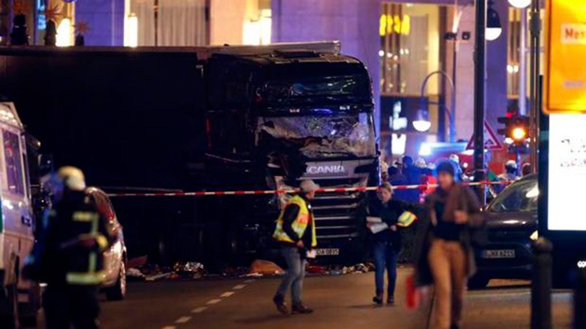 Imagen del camión que arremetió contra un mercado navideño en Berlín. | ABC.ES