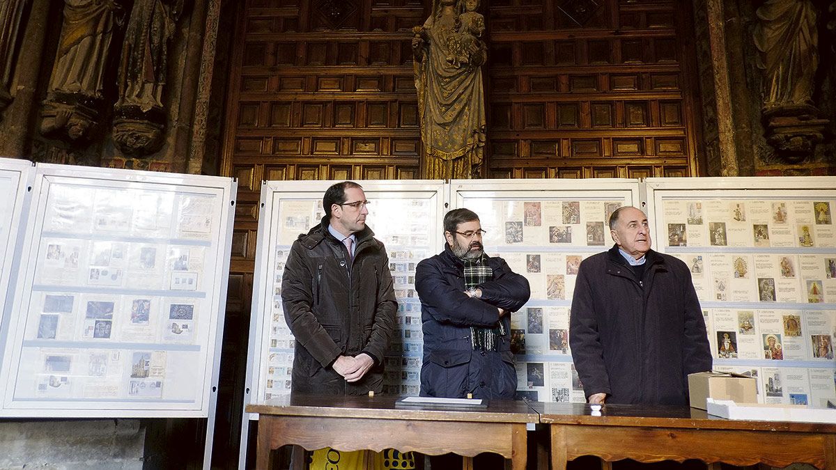 Julio Rodríguez, José Díaz y Antonio Trobajo presentaron la exposición filatética en la Catedral. | DANIEL MARTÍN