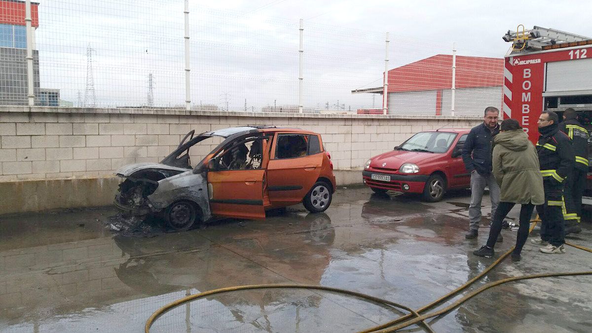 Imagen del vehículo calcinado este martes en las inmediaciones de Telemark. | L.N.C. Imagen del vehículo calcinado este martes en las inmediaciones de Telemark. | L.N.C.