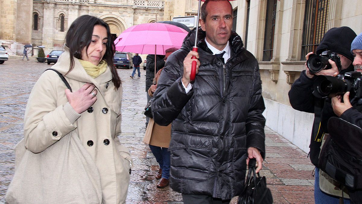 Raquel Gago junto a Felipe Lozano en las inmediaciones de la Audiencia Provincial de León. | ICAL