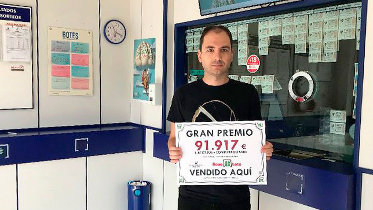 El mayor de la Policía Municipal de Ponferrada recogiendo la placa de manos del presidente del Consejo. | M.I.