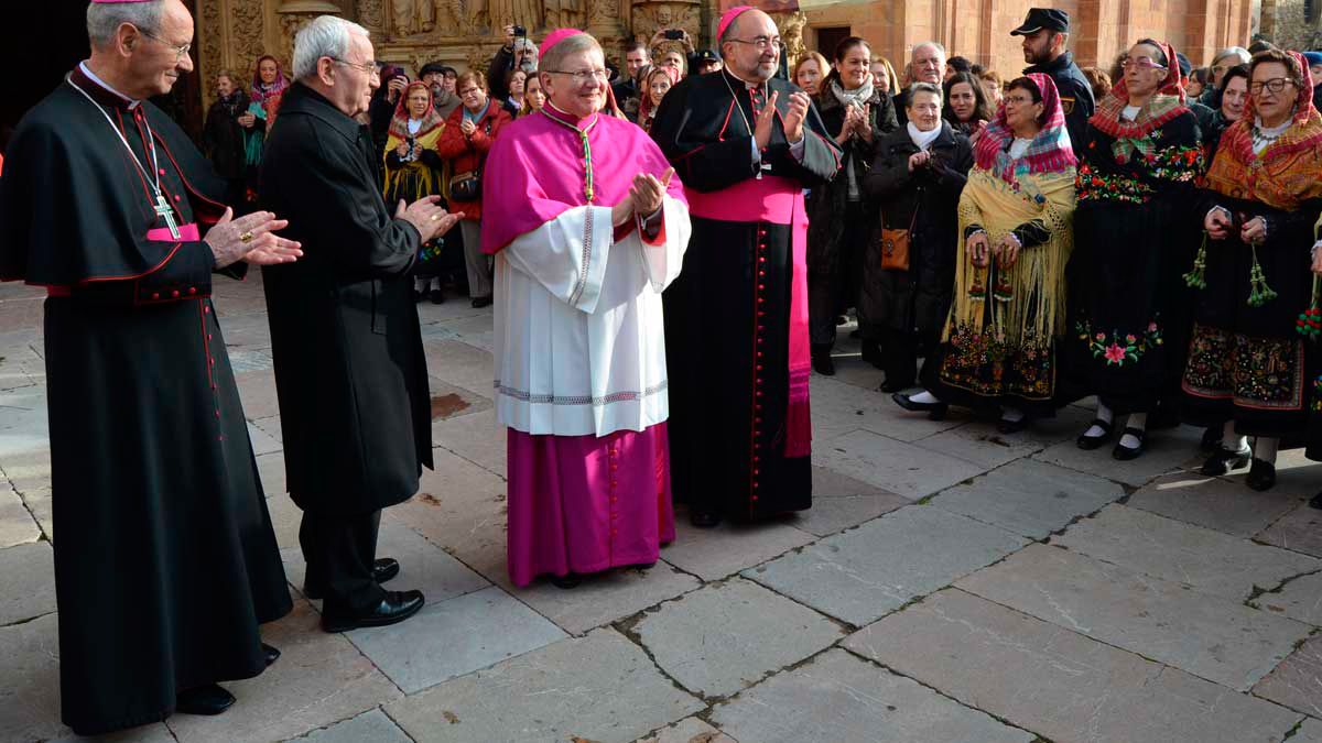 En el centro, el actual obispo en una imagen de la toma de posesión. | P.F.