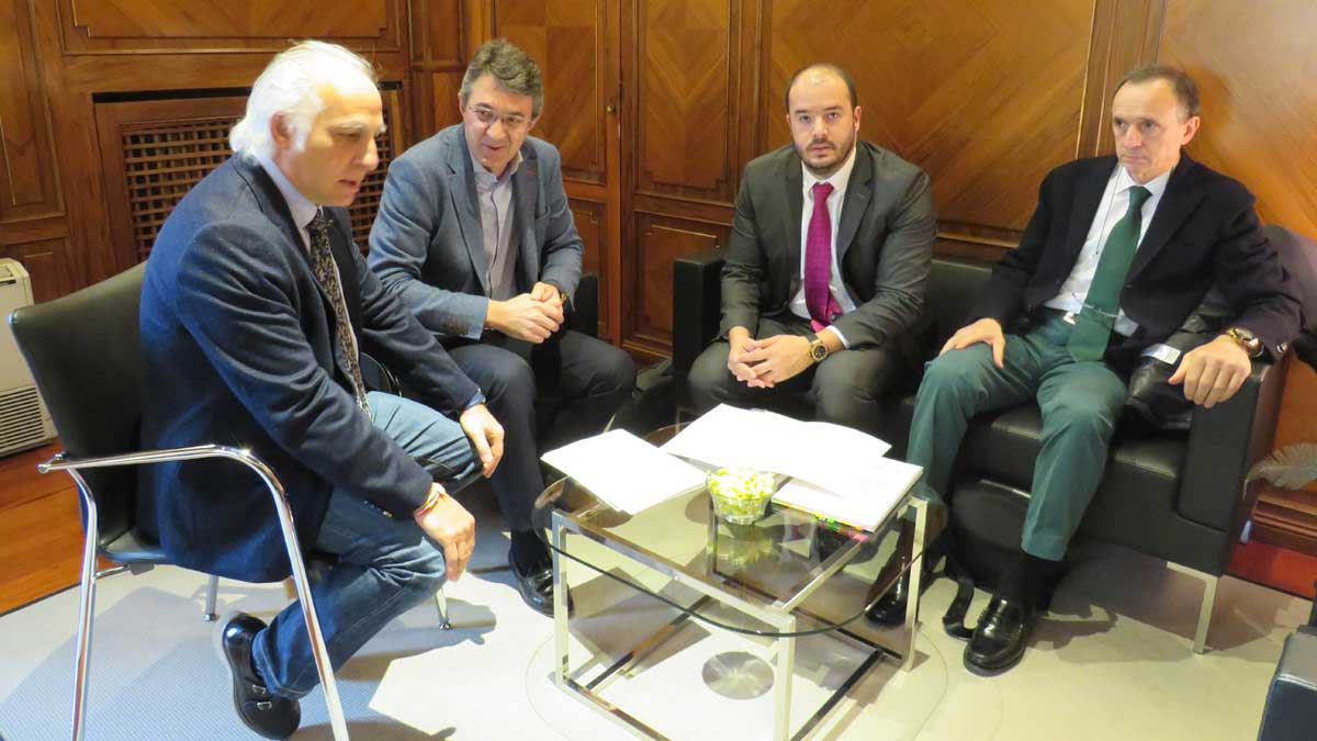 El promotor de la planta, Vicente Merino (centro derecha), y el presidente de la Diputación, Juan Martínez Majo (centro izquierda). | L.N.C.