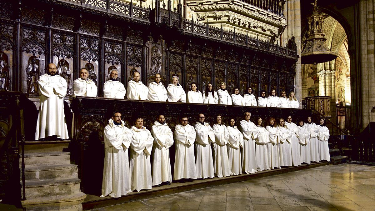 Los integrantes del Coro Samuel Rubio protagonizarán este viernes en la Catedral un recital que recupera dos piezas conservadas en el Archivo. | JUAN LUIS PUENTE