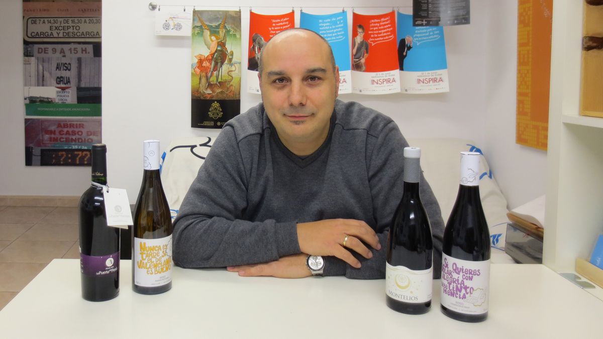 El diseñador berciano Juan Manuel Salví, en su estudio de Ponferrada. | L. N. C.