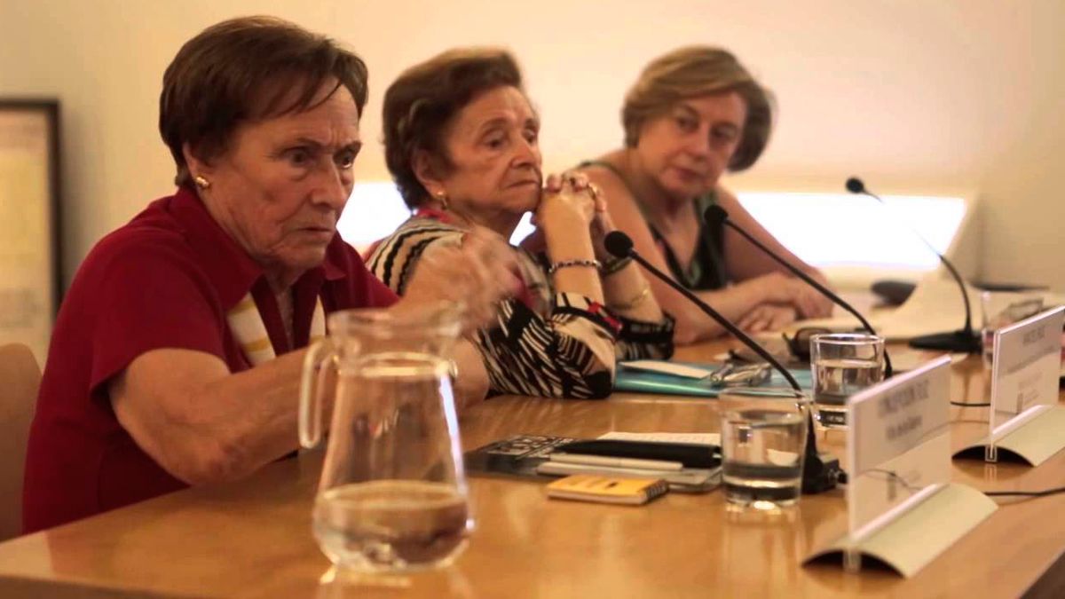 Araceli Ruiz, en el centro, dará una conferencia en el Centro Río Selmo de Ponferrada.