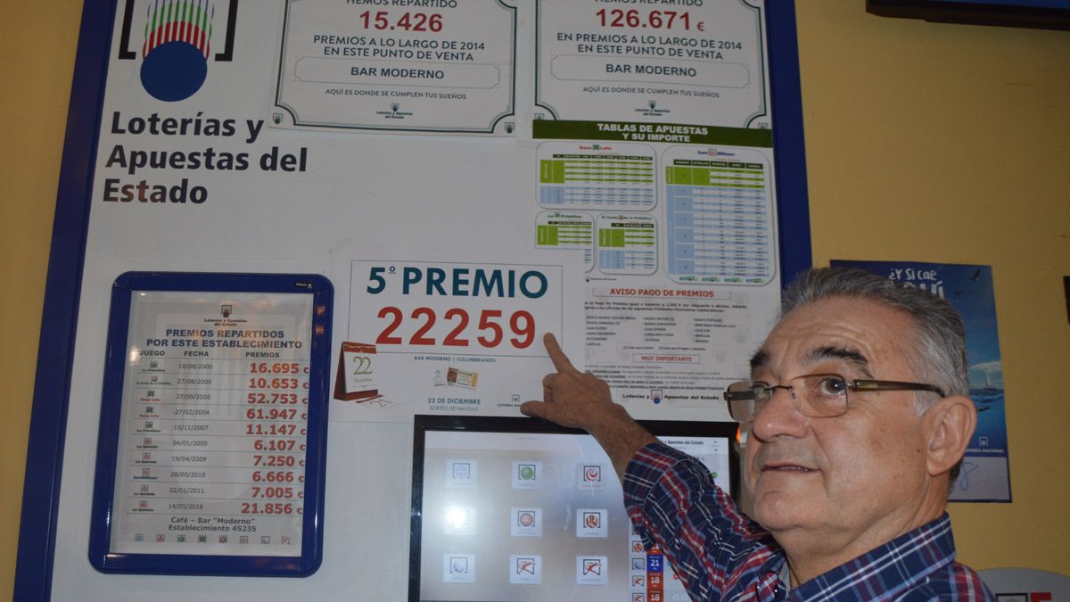 Orfesino enseñando el número que vendió su bar. | M.I. Orfesino enseñando el número que vendió su bar. | M.I.