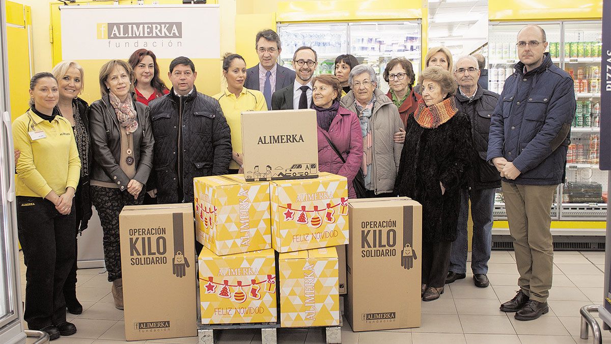 Entrega a Cáritas de los alimentos recolectados en Alimerka. | L.N.C.