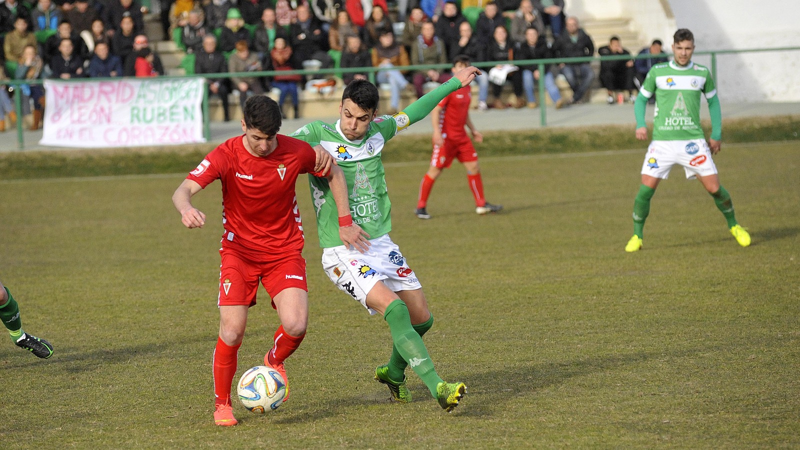 Rubén disputó su último partido en el Astorga con el brazalete de capitán y el apoyo de la grada. | DANIEL MARTÍN