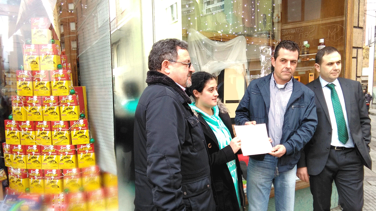 La Cárama eligió la decoración del comercio Droguería Prieto, por usar sus productos para montar el escaparate.