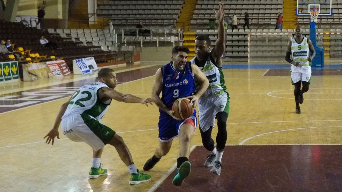 Medina penetra a canasta en el partido ante Albacete. | DANIEL MARTÍN