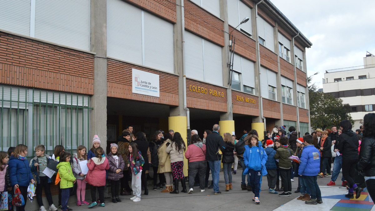 Manifestación en el recinto escolar donde está la casa de la conserje, el lugar donde fue agredida. | M.I.