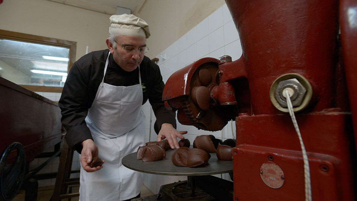 Juan Antonio Fernández, de Chocolates Santocildes, contempla uno de los procesos finales, la maquina pesadora, en plena actividad. | MAURICIO PEÑA