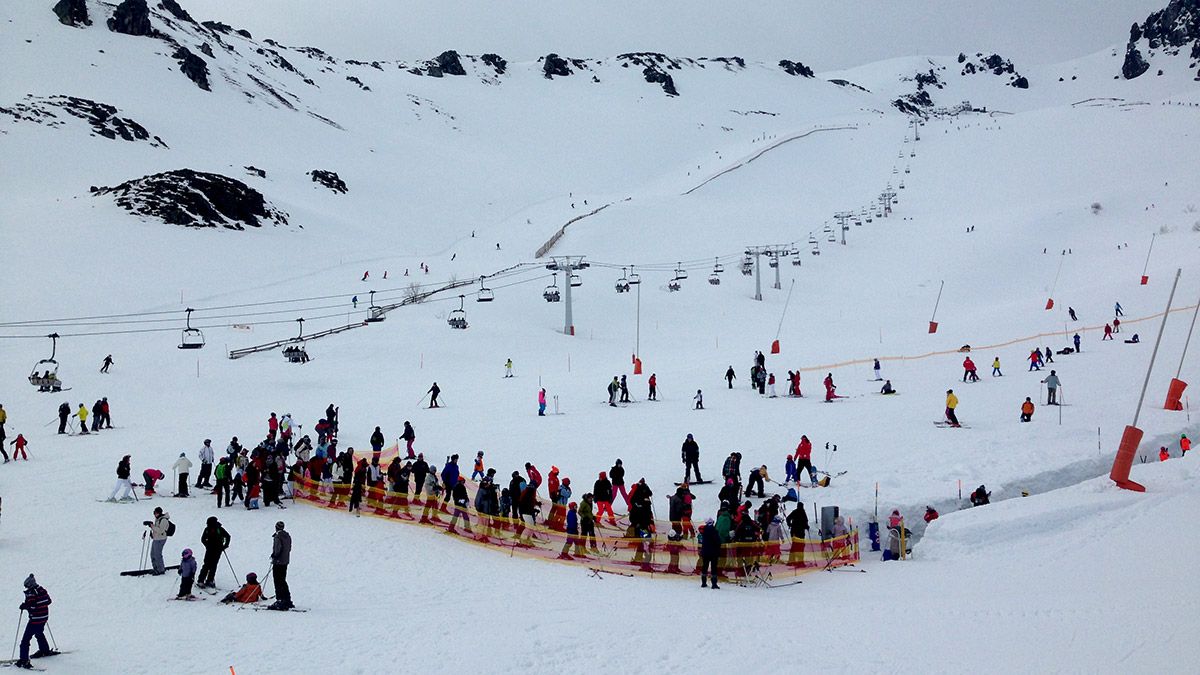 Gran número de esquiadores en las pistas de San Isidro durante este fin de semana.