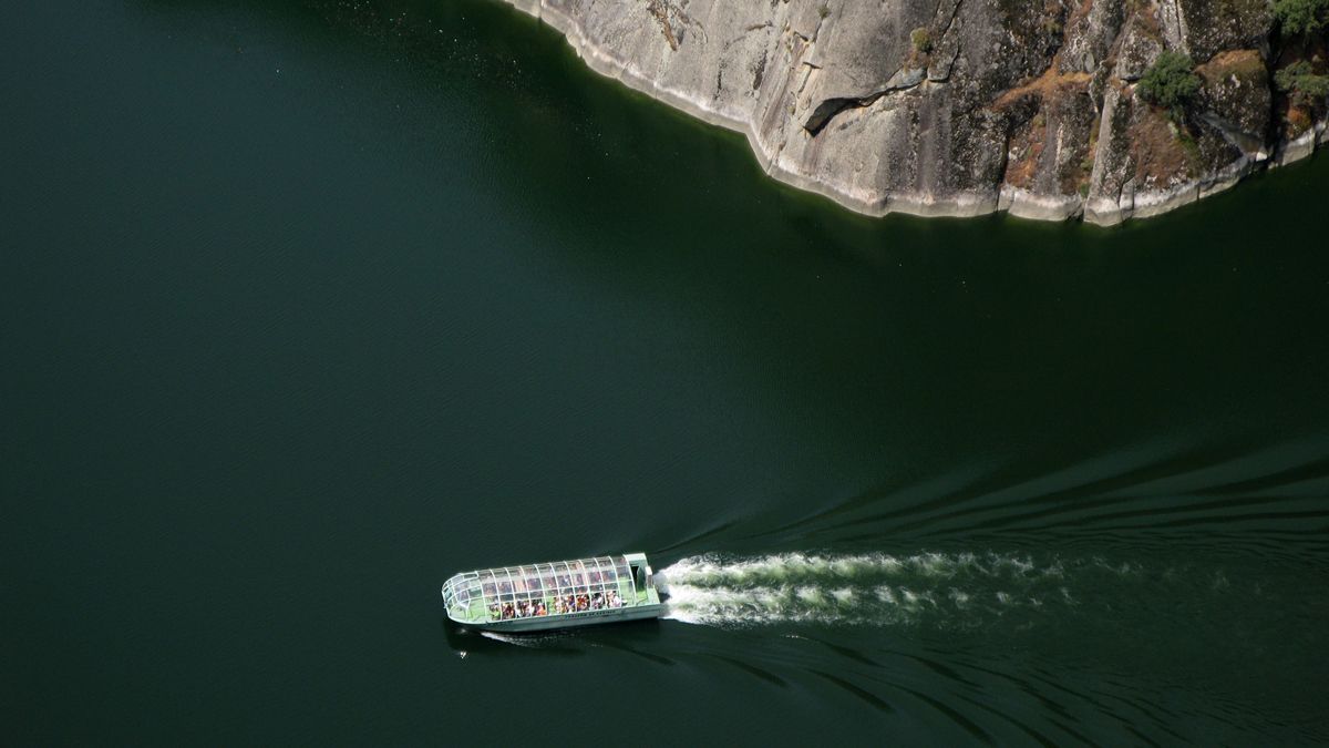 El barco Corazón de las Arribes navega en Aldeadávila. | EDUARDO MARGARETO (ICAL)