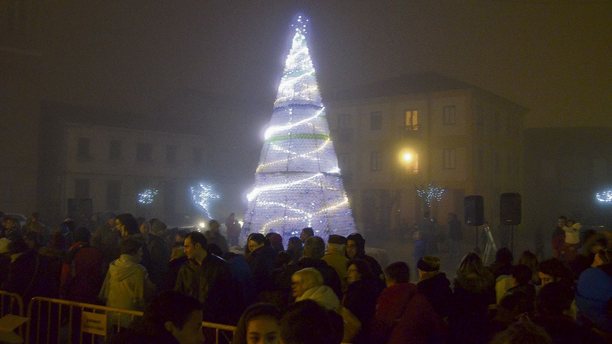 Imagen de la inauguración del árbol de Navidad ecológico de la plaza de España de Veguellina. | P.FERRERO