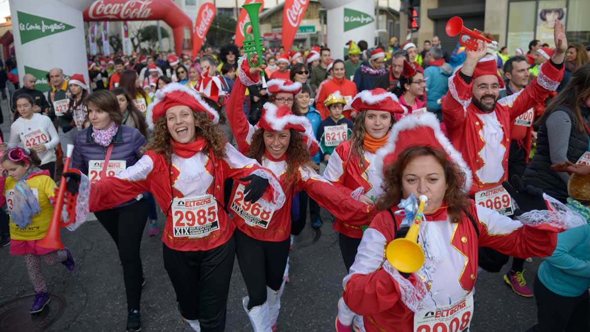 Imagen de la salida de la San Silvestre en la última edición, con los disfraces como grandes protagonistas. | MAURICIO PEÑA