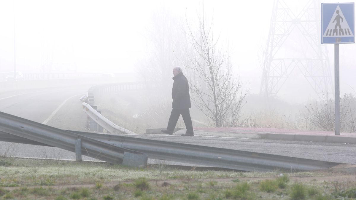 Niebla en la capital leonesa este domingo, día de Navidad. | CARLOS S. CAMPILLO (ICAL)