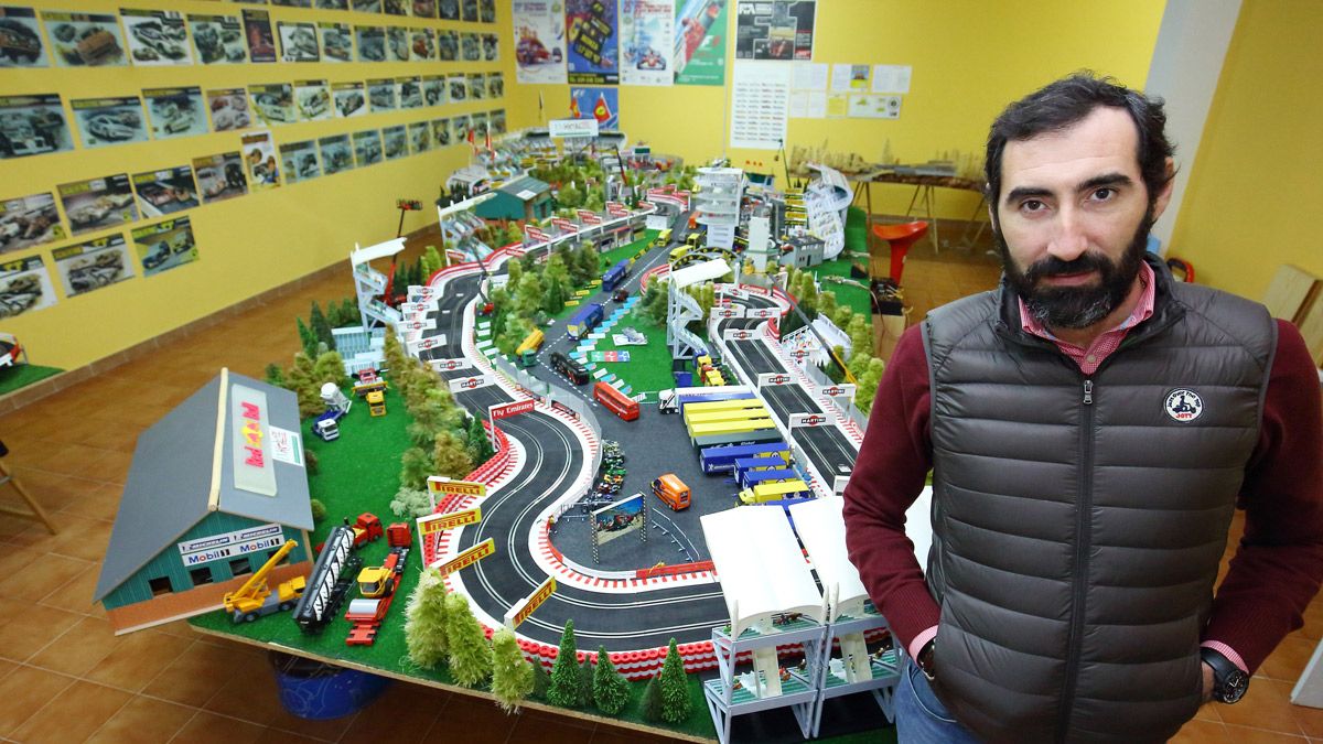 Miguel Ángel Marcos, aficionado de Ferrari y al scalextric, junto a su reproducción a escala del circuito de Imola. | ICAL