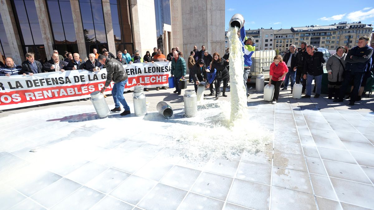 Ganaderos de vacuno de leche durante una de las protestas. | DANIEL MARTÍN